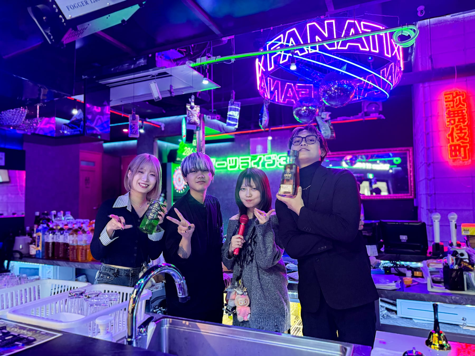 ファナティー店内に立つスタッフ