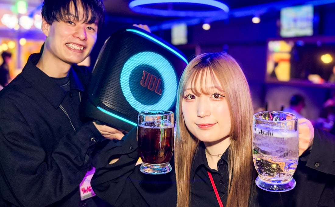 ファナティー店内で笑顔を見せるスタッフ