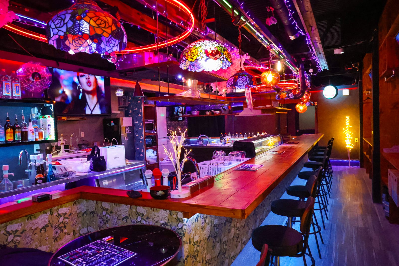 ネオンが灯る店内のカウンター席