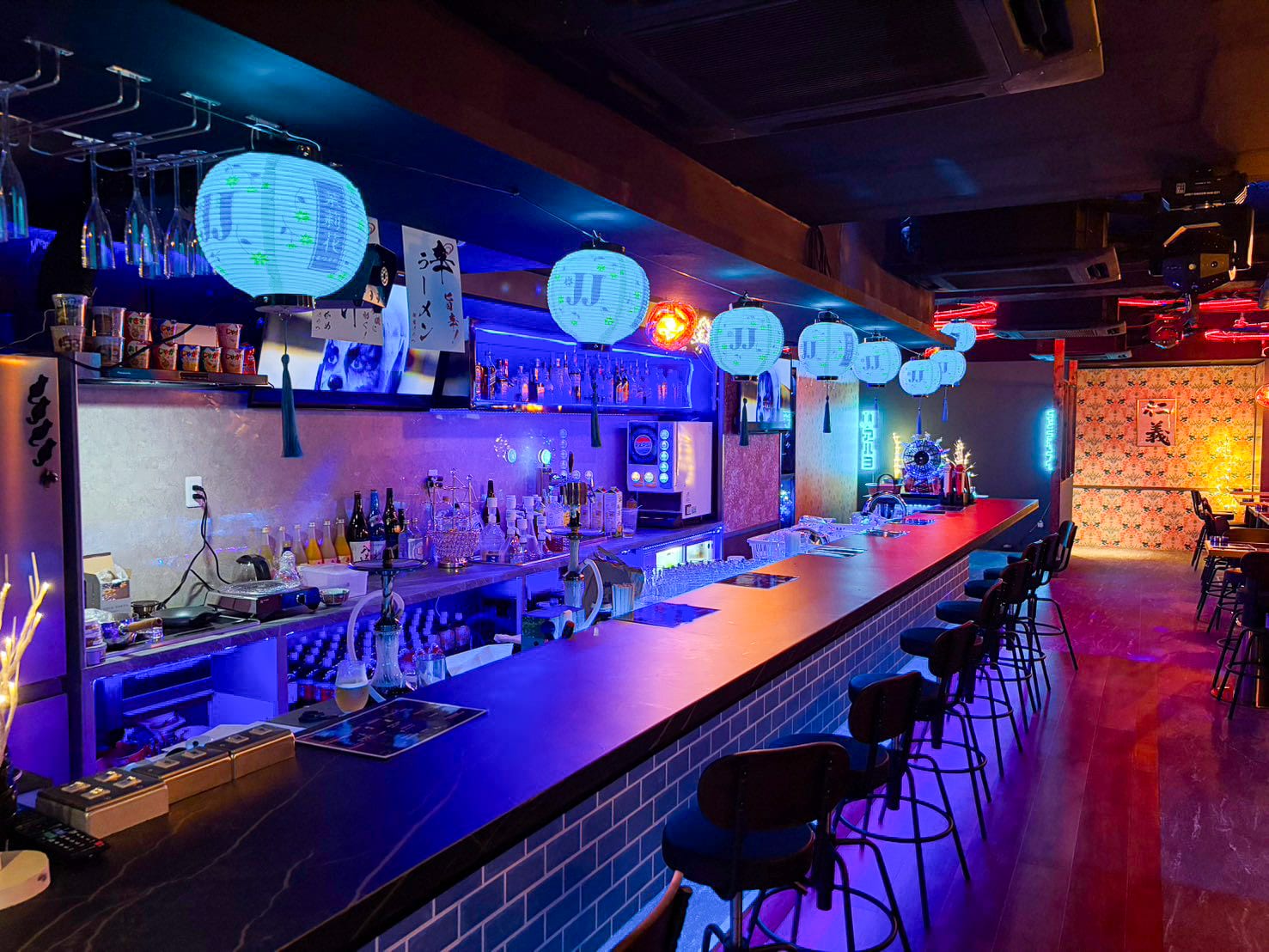 天満 飲み放題バー ファナティー天満店のカウンター席